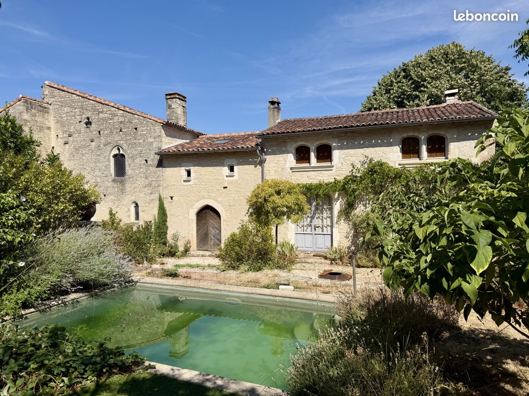 Maison 11 pièces 380 m² · à Tusson · 380 m² · 470 000 €