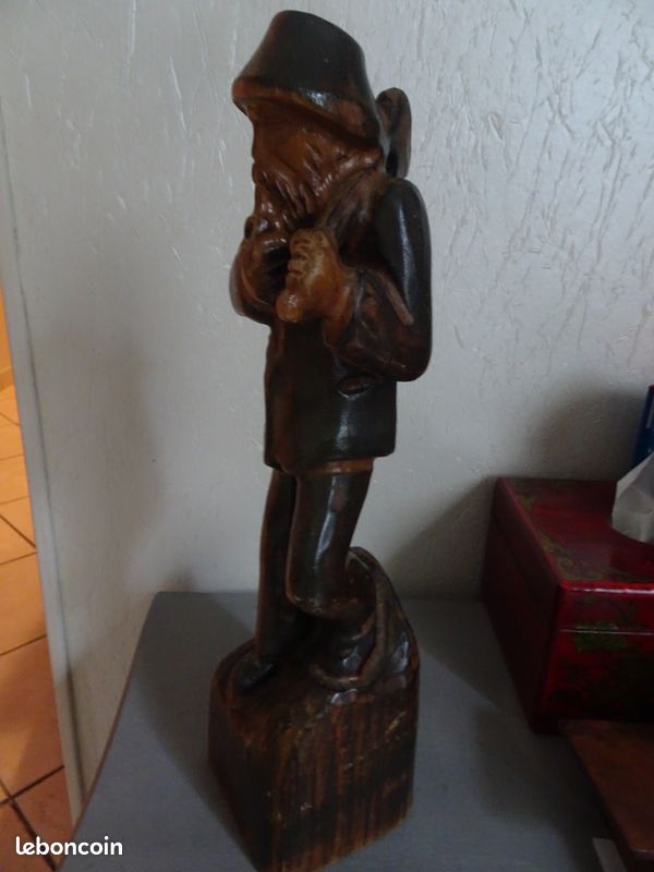 Statuette En Bois Sculptée - Homme Avec Livre Ouvert Et Bâton - Artisanat Français