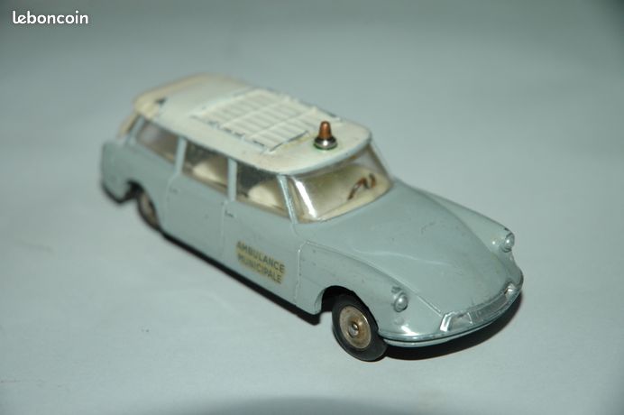 Miniature Citroën ID 19 Break Ambulance 1962 – 1/43