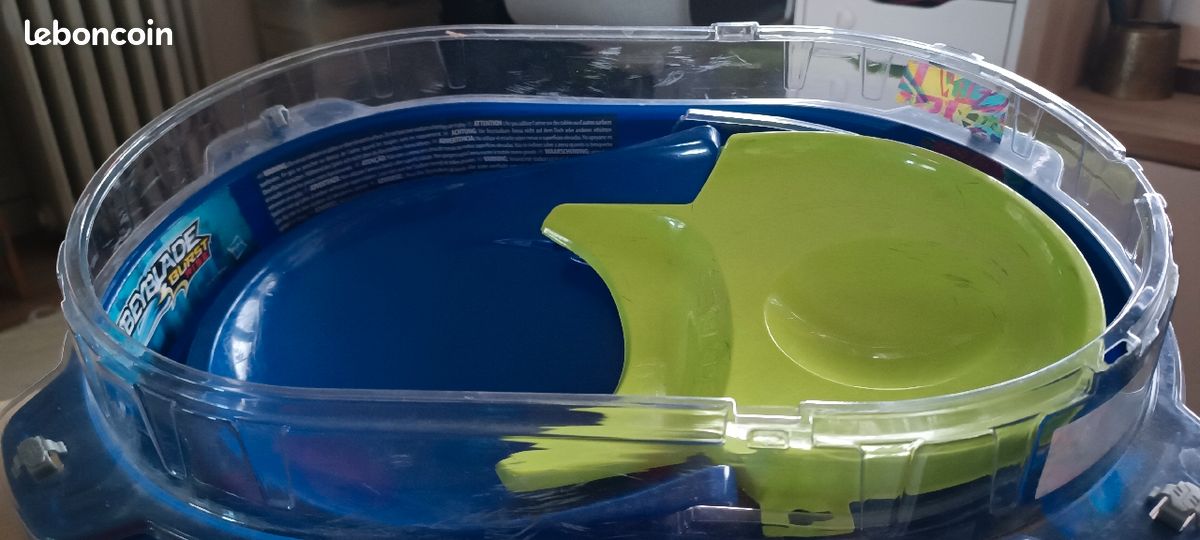 Beyblade Burst avec arène + 4 toupies et 2 lanceurs (image 3)