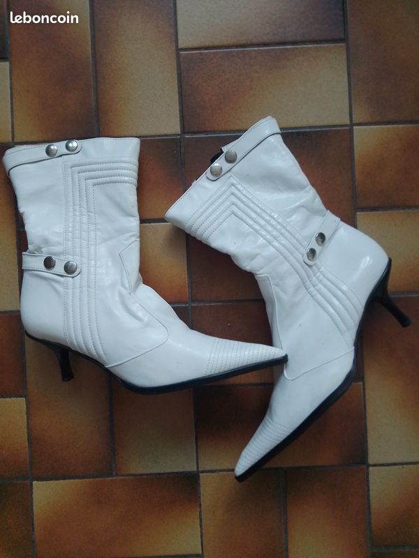 Bottines blanches imitation cuir bout pointu Chaussures