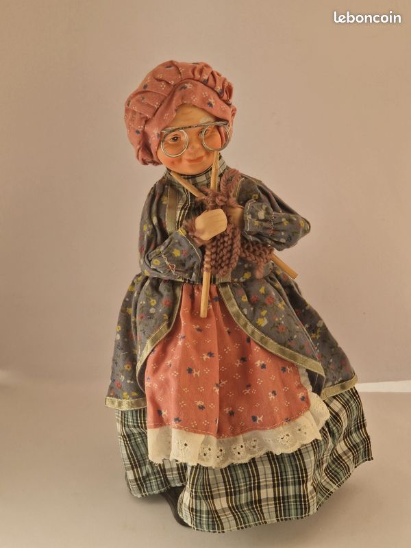 ancienne poupée grand mère au tricot figurine décorative Vintage