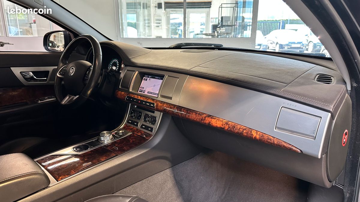 Jaguar XF 2.2 163ch Luxe Premium "Carnet d'entretien Jaguar" (image 3)