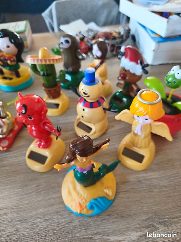 Figurine Solaire Qui Danse : Père Noël, élan Ou Pingouin ? Un Jouet Rigolo à Pompons Qui Bouge Tout Seul !