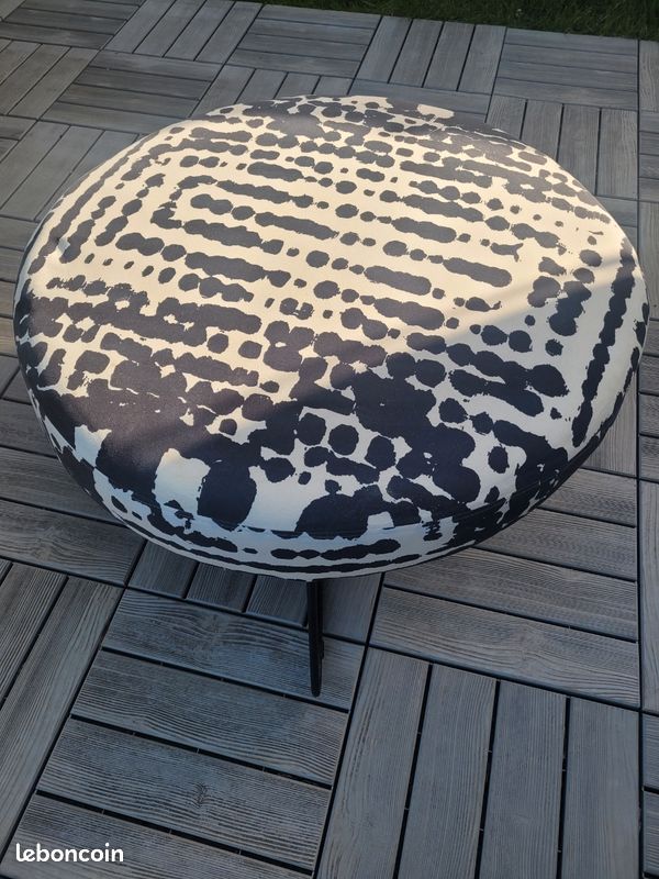 Pouf noir et blanc avec pieds métalliques (image 1)