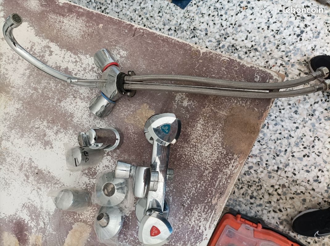 Lot de robinet et accessoires (image 1)