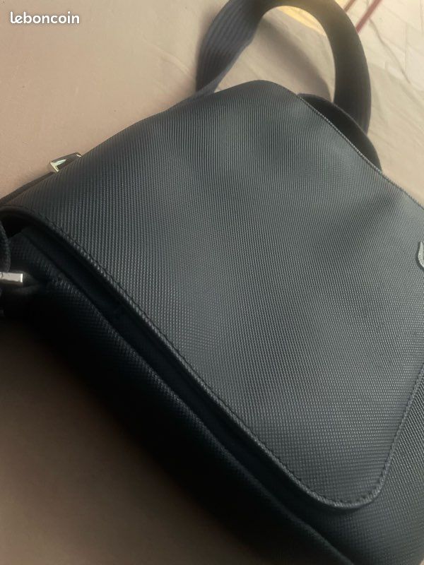 Je veux vendre une sacoche Lacoste, pas trop cher (image 1)