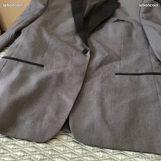 Excellent état taille 60 costume gris bordure noire pièces