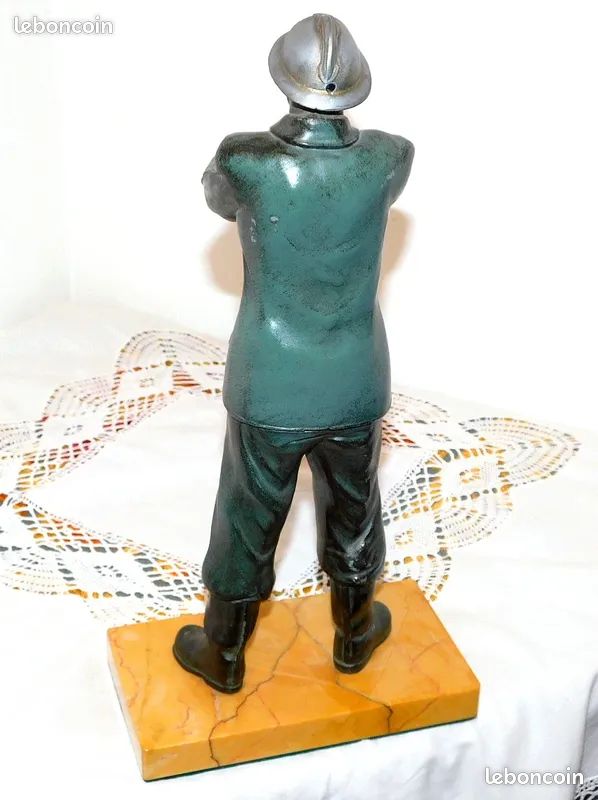 ANCIENNE SCULPTURE PATINE BRONZE SAPEUR POMPIER REGULE EN TENUE AVEC SON CASQUE / Livraison OK (image 4)