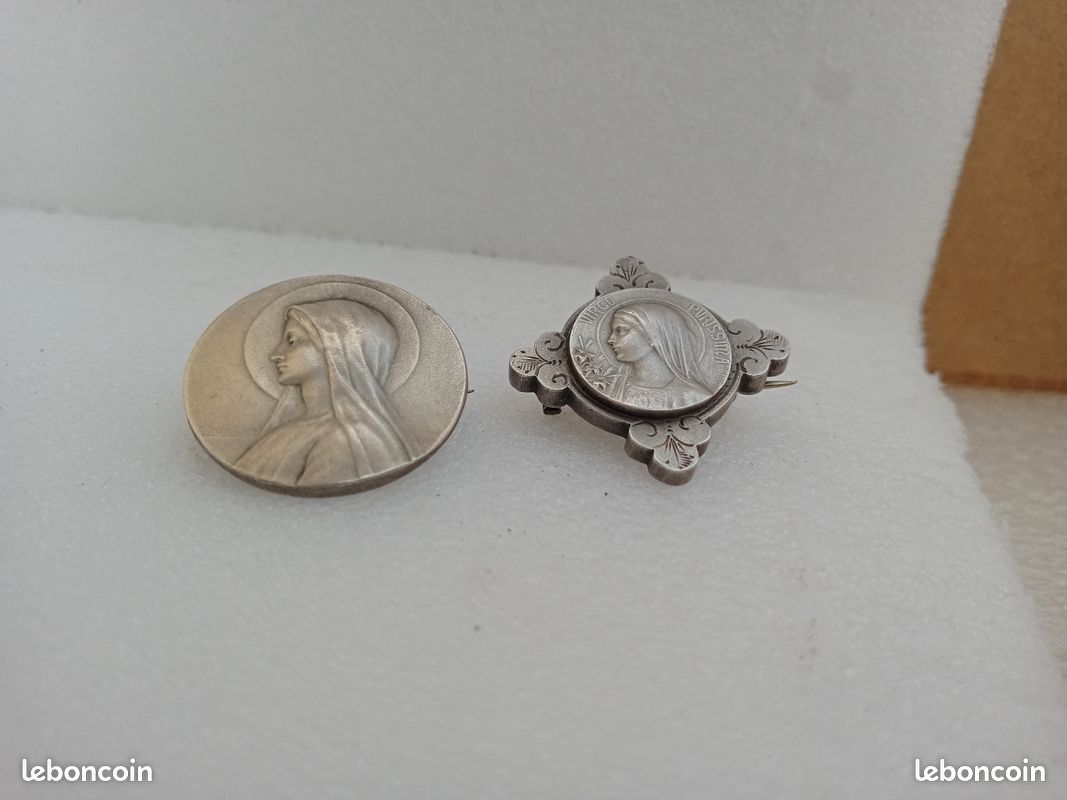 MÉDAILLE VIERGE MARIE 1830 métal argenté 2,5 x1,7- porte bonheur de MÉDAILLE VIERGE MARIE 1830 métal argenté 2,5 x1,7- porte bonheur de