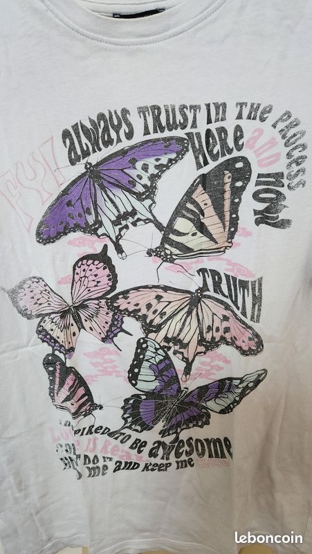 T-shirt blanc avec des papillons violets BERSHKA taille S (image 2)