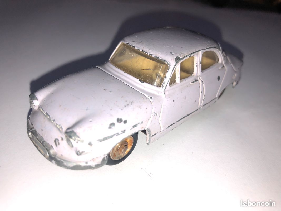 Dinky Toys Panhard PL 17 Réf 547 – Couleur Parme, Jantes Alu, échelle 1:43, Très Bon état