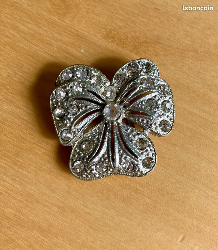Broche Vintage En Argent Et Strass – Jolie Pièce D’occasion à Collectionner