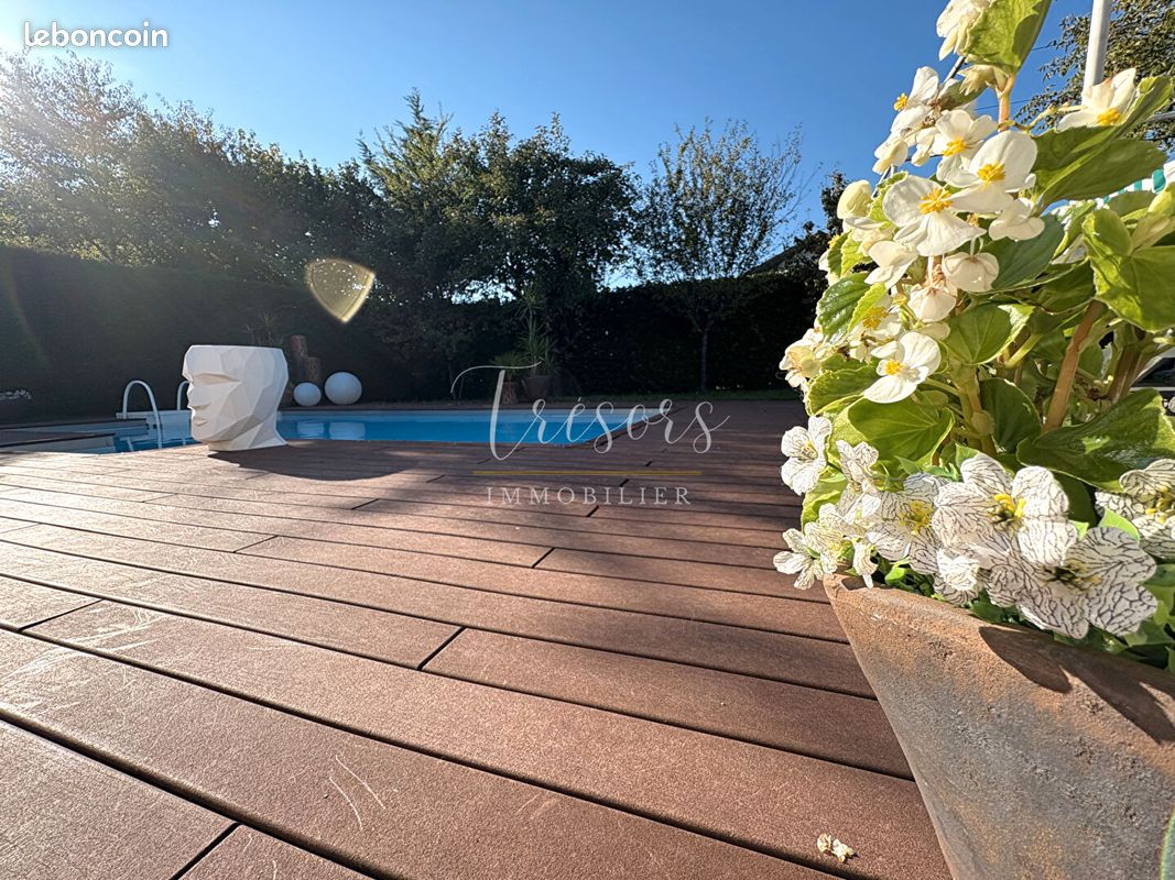 Maison 8 pièces 269 m² · à Poisy · 269 m² · 950 000 €