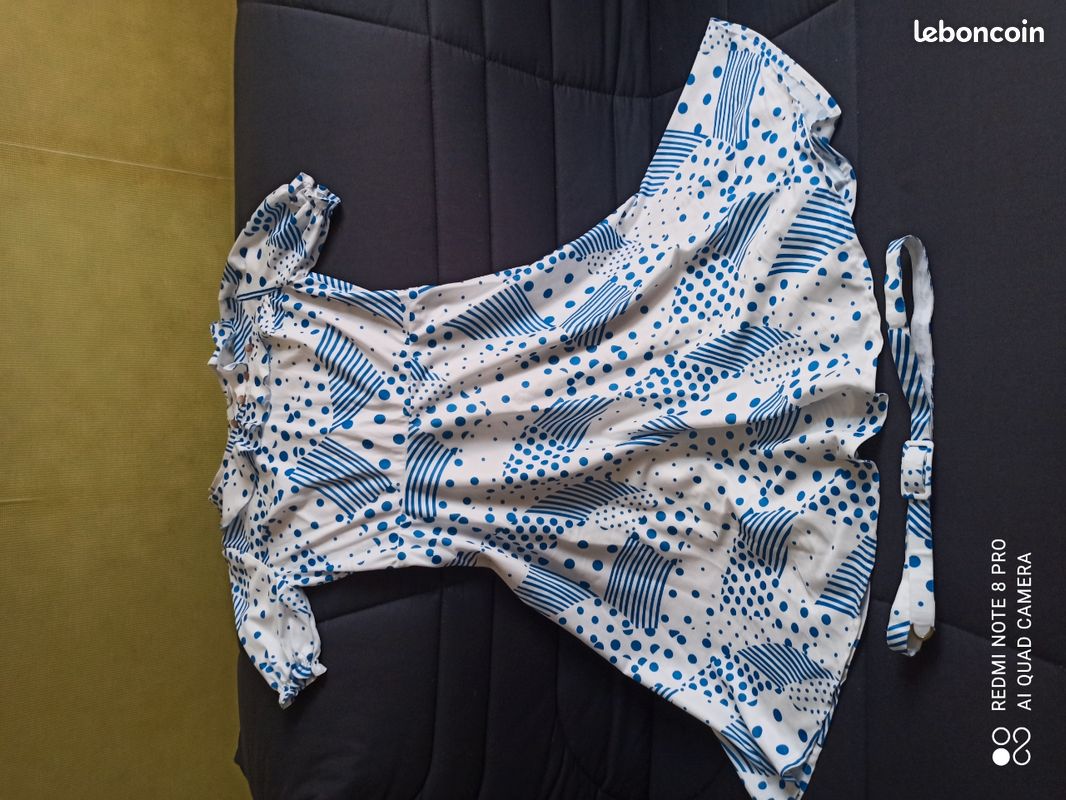 Jolie robe de printemps pour dame, avec motifs modernes de couleur bleue sur fond blanc. Très agréable à porter (image 1)
