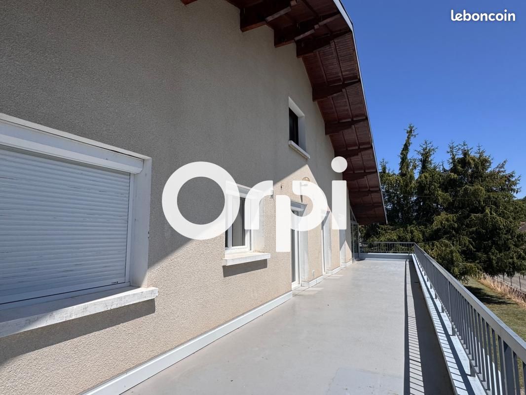 Appartement 4 pièces 134 m² · à Saint-Geoirs · 134 m² · 896 €