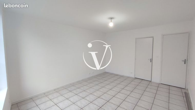 https://img.leboncoin.fr/api/v1/lbcpb1/images/61/65/58/61655855435b731c97fb46eecfabc75af26089bf.jpg?rule=ad-image
