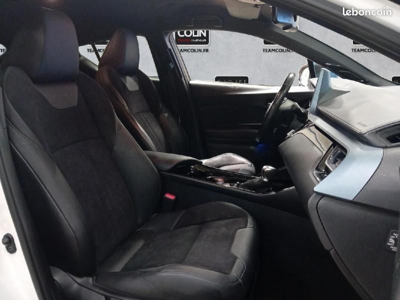 Toyota C-HR 122h Collection 2WD E-CVT MY22 (image 13)