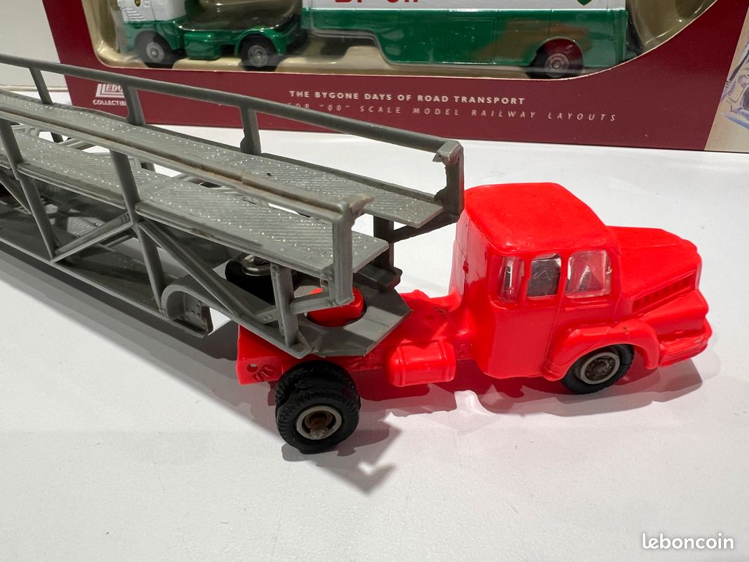 Ensemble UNIC ZU 120 + Remorque Porte Autos + 4 Citroën DS - Norev 1/86