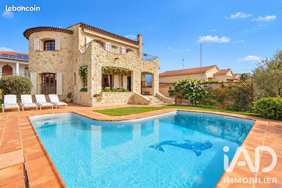 Maison 6 pièces 216 m² · à Cagnes-sur-Mer · 216 m² · 980 000 €