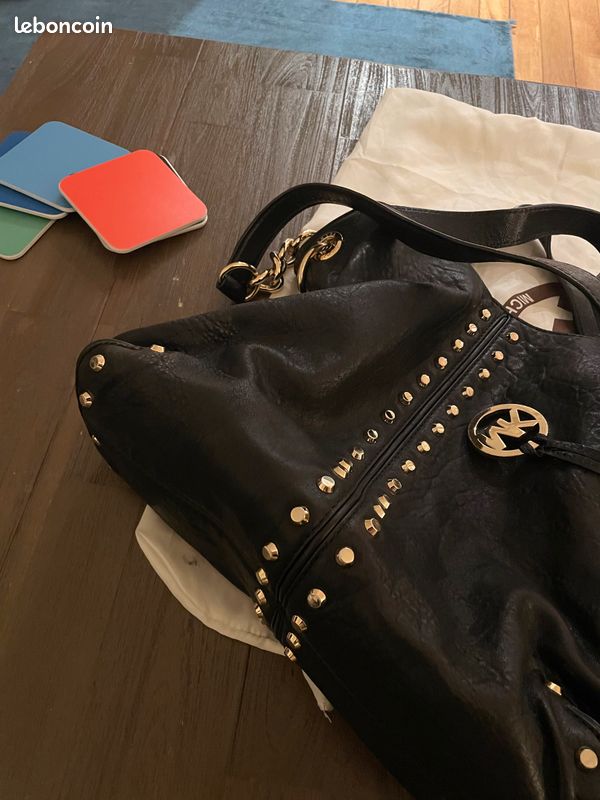 Grand sac porté épaule cuir et clous dorés (image 4)
