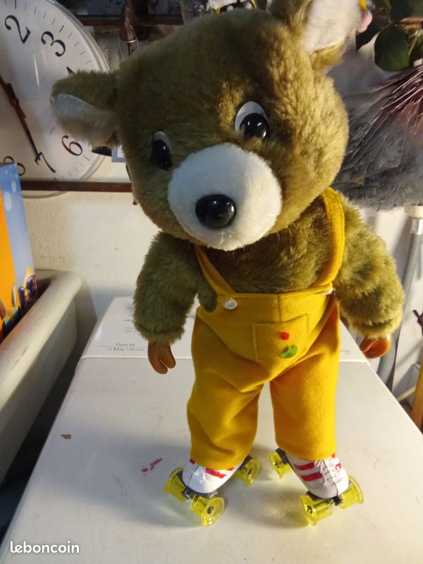 Vend Peluche ours Sammy Skates vintage - 1985 avec salopette jaune et patins à roulettes - Lecture de musique, état de fonctionnement H38 CM (image 1)