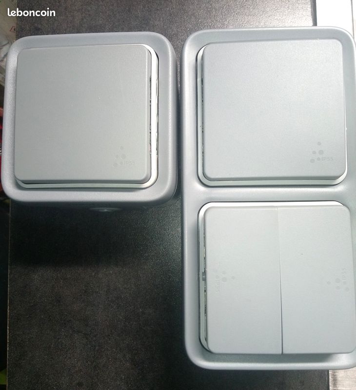 1 Boîtier Legrand à embouts double vertical avec 1 Double bouton poussoir avec 1 interrupteur va et vient + 1 interrupteur va et vient Murale étanche IP55 gris Plexo complet (image 1)