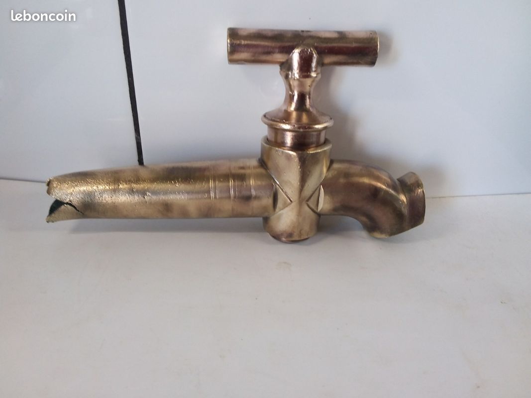 Ancien robinet en laiton vieilli ou bronze qui provient d'un fût , d'une barrique ou d'un tonneau en bois (image 3)
