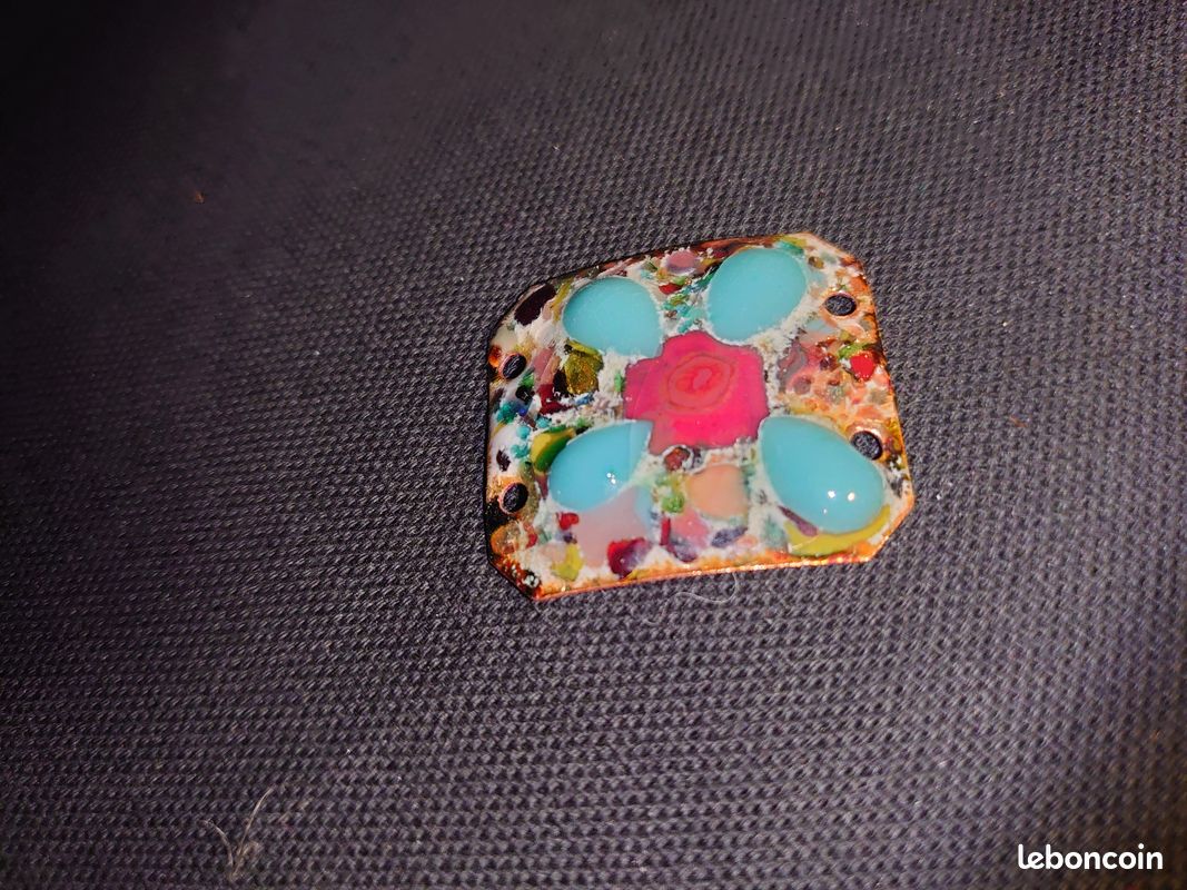 Pendentif Plaque en émail à accrocher avec des rubans élément pour bijou ou motif de fleur à Pétales bleus et centre rouge sur fond tâcheté multicolore Emaux sur métal Vintage (image 13)