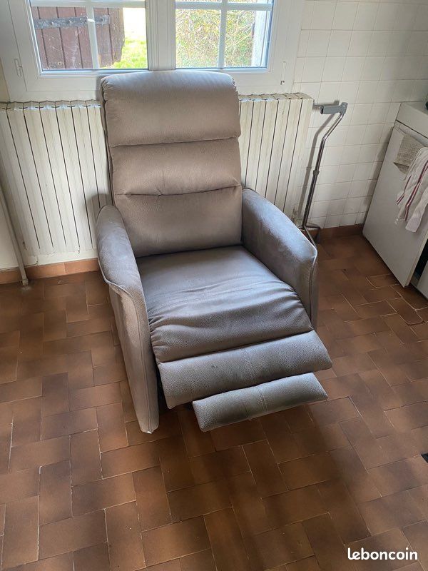 Fauteuil avec repose pied (image 2)