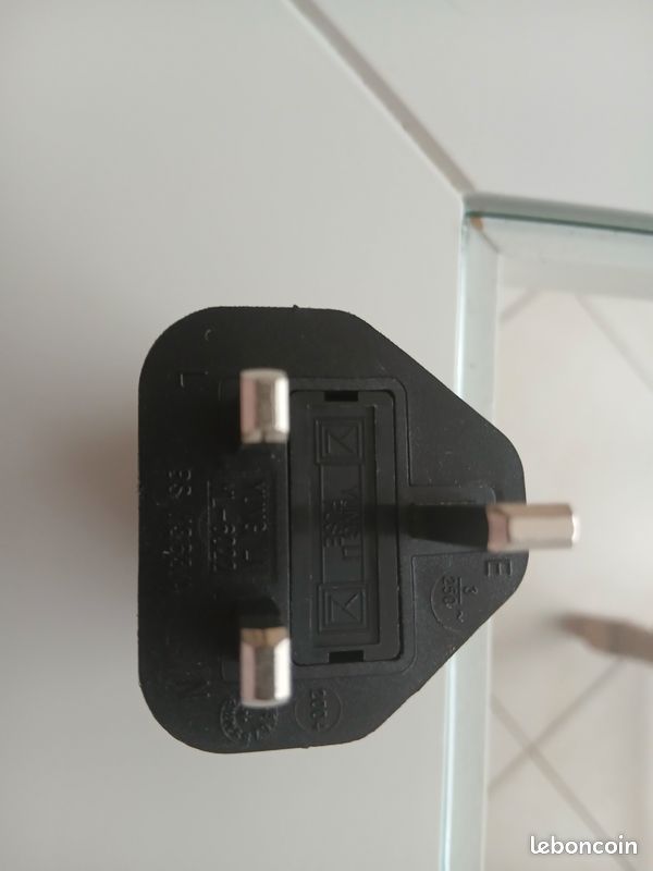 Adaptateur prise UE . 3 branches . Une prise secteur . Neuf (image 1)