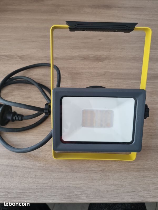Projecteur portable led 20w (image 1)