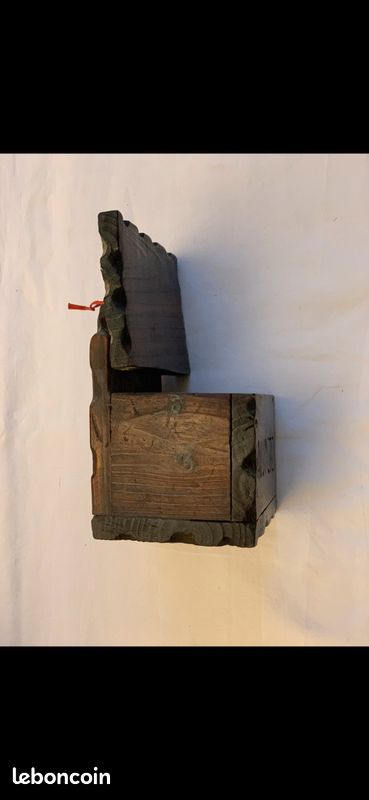 Boîte suspendue en bois sculpté main (image 2)