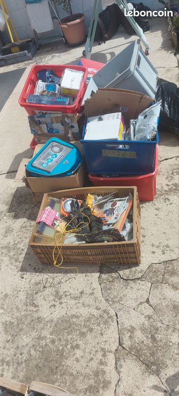 Lot brocanteur restauration meuble table buffet chaise vitrine divers vendus sur une base de 1000euros à venir chercher departement 59 à proximatif 400 kilos matériel divers curieux s'abstenir (image 9)
