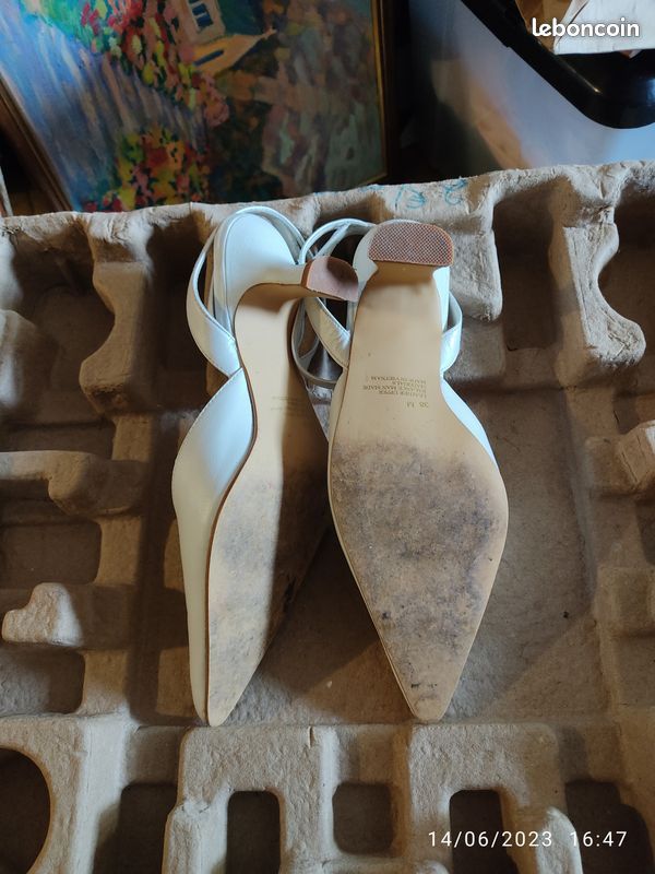 Manolo Blahnik - Chaussures à talons avec bride arrière en cuir et soie violette à motifs