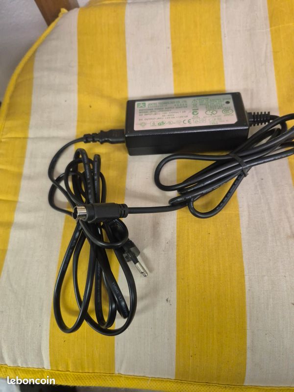 Chargeur secteur JENTEC DVE 100 - 240 V / 5 à 12VDC 2A (image 2)