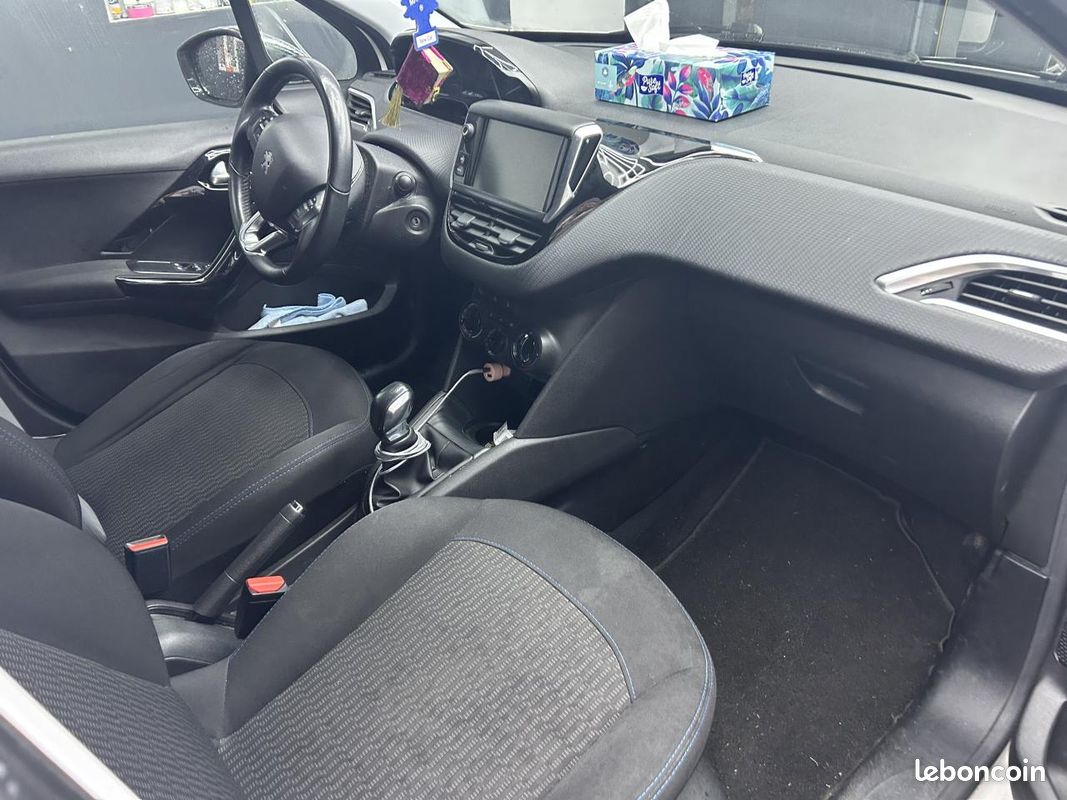 PEUGEOT 208 1.2i 12V - 82 BERLINE Style ( courroie changer + pneu neuf ) (image 4)