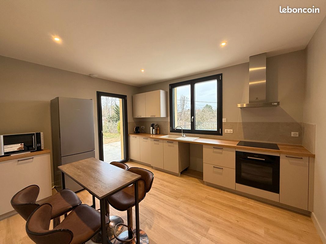 Maison 5 pièces 140 m² · à Saint-Cyr-au-Mont-d'Or · 140 m² · 2 400 €