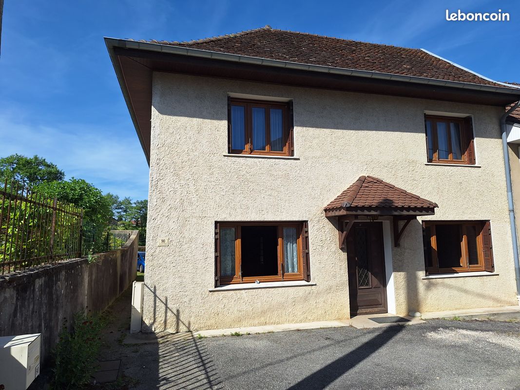Maison 8 pièces 178 m² · à La Bâtie-Montgascon · 178 m² · 240 000 €