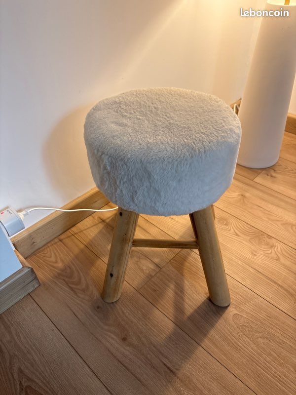 Tabouret pin et moumoute (image 1)