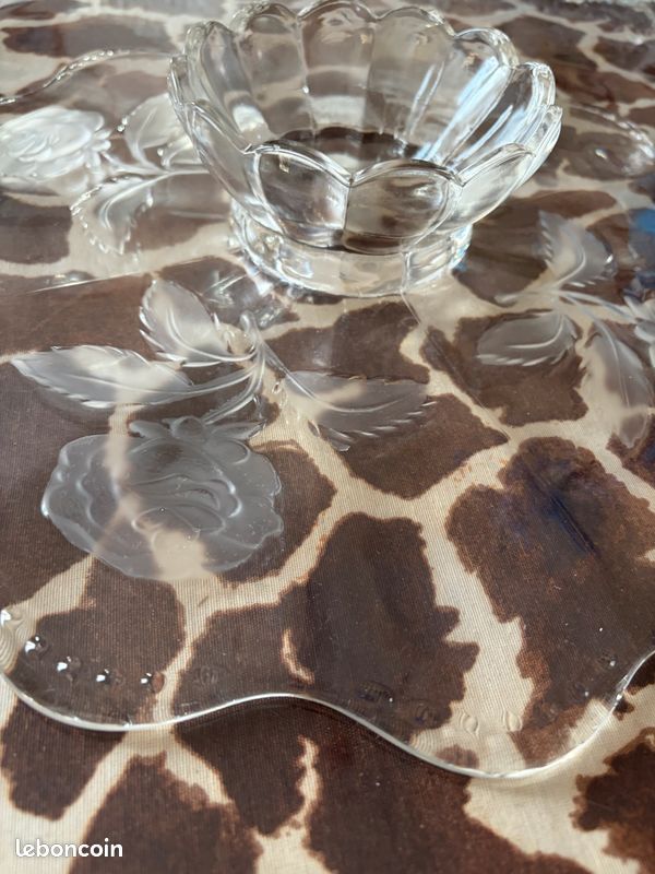 Plat sur pied en verre orné de roses (image 4)