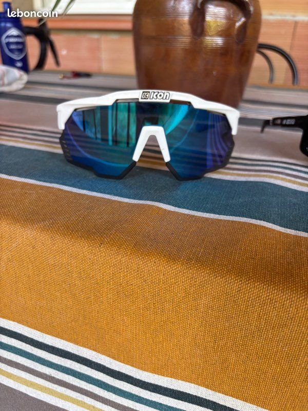 Lot 2 Lunettes de soleil cyclisme Scicon noire + blanche - État neuf » (image 3)
