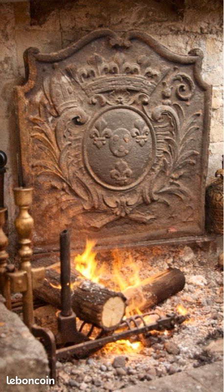 Plaque de cheminée en fonte Régence: végétaux et saltimbanque dansant