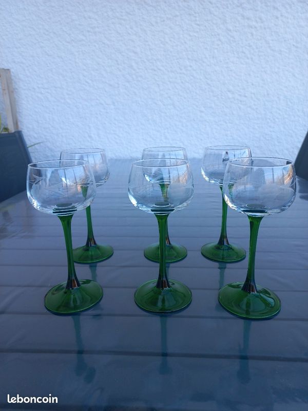 6 ANCIENS VERRES A VIN BLANC / PORTO EN VERRE ou CRISTAL GRAVE de 6 ANCIENS VERRES A VIN BLANC / PORTO EN VERRE ou CRISTAL GRAVE de