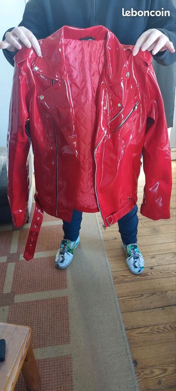 Veste en vinyle rouge (image 1)