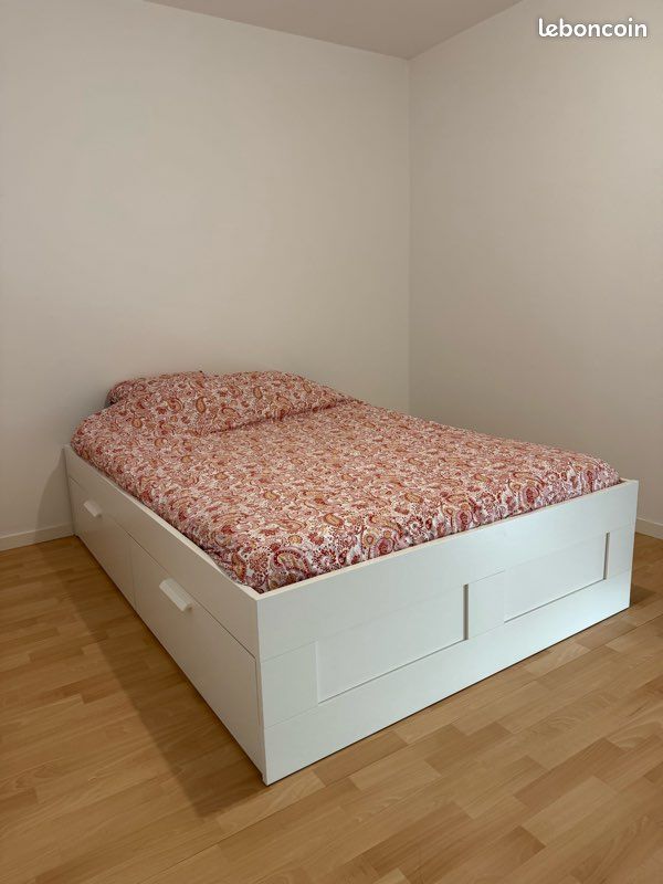Lit IKEA BRIMNES + Matelas IKEA ABYGDA – 140x200 – Très bon état (image 1)