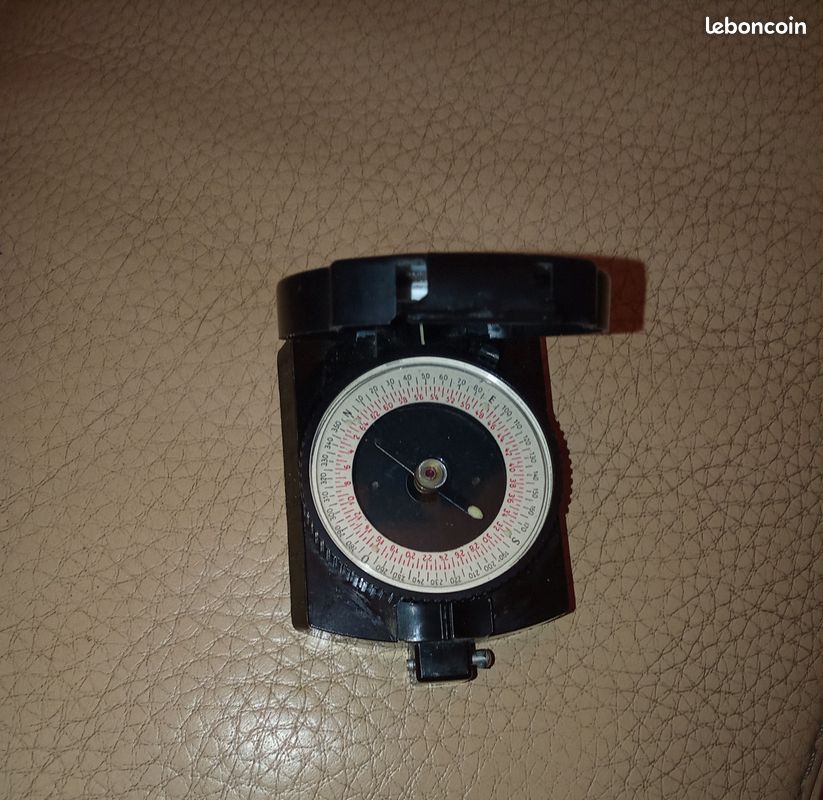 Boussole Directionnelle Vintage – Engineer TC Belt – Fabriquée Au Japon – Noire