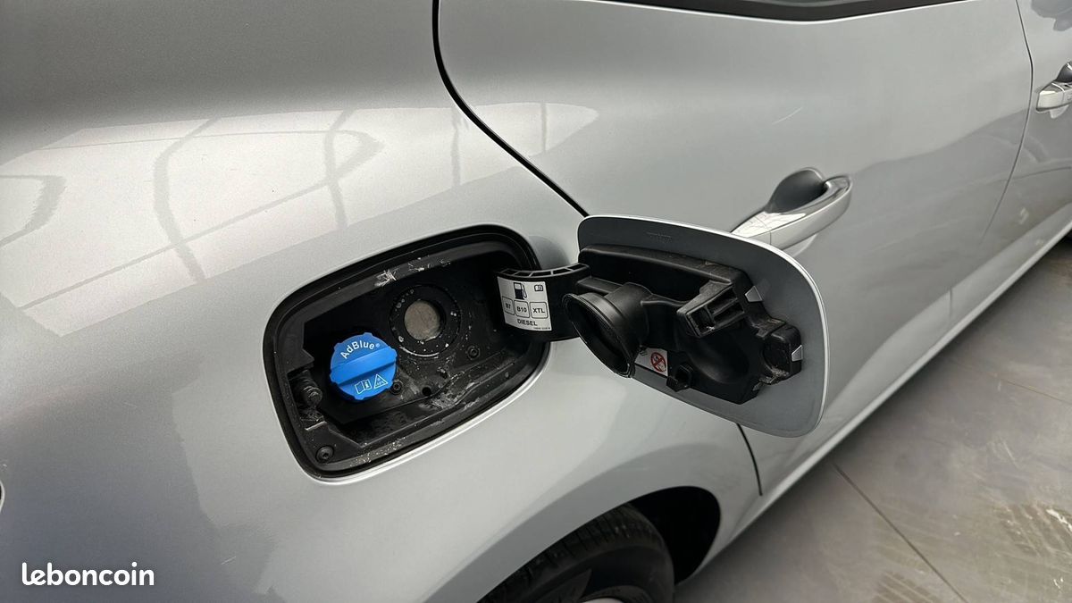 Renault megane iv berline blue dci 115 evolution (image 26)