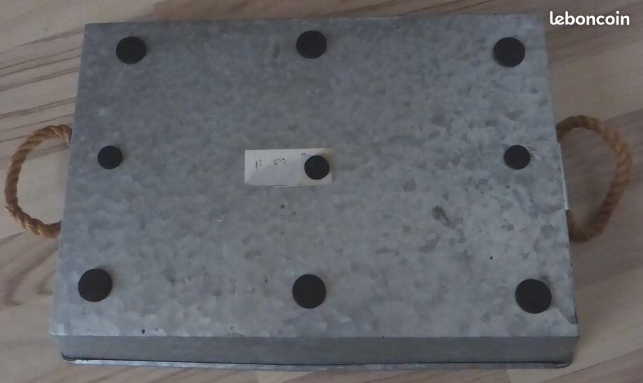 Grand plateau en métal argenté avec motif intérieur d’une fleur et des poignés en corde (image 3)