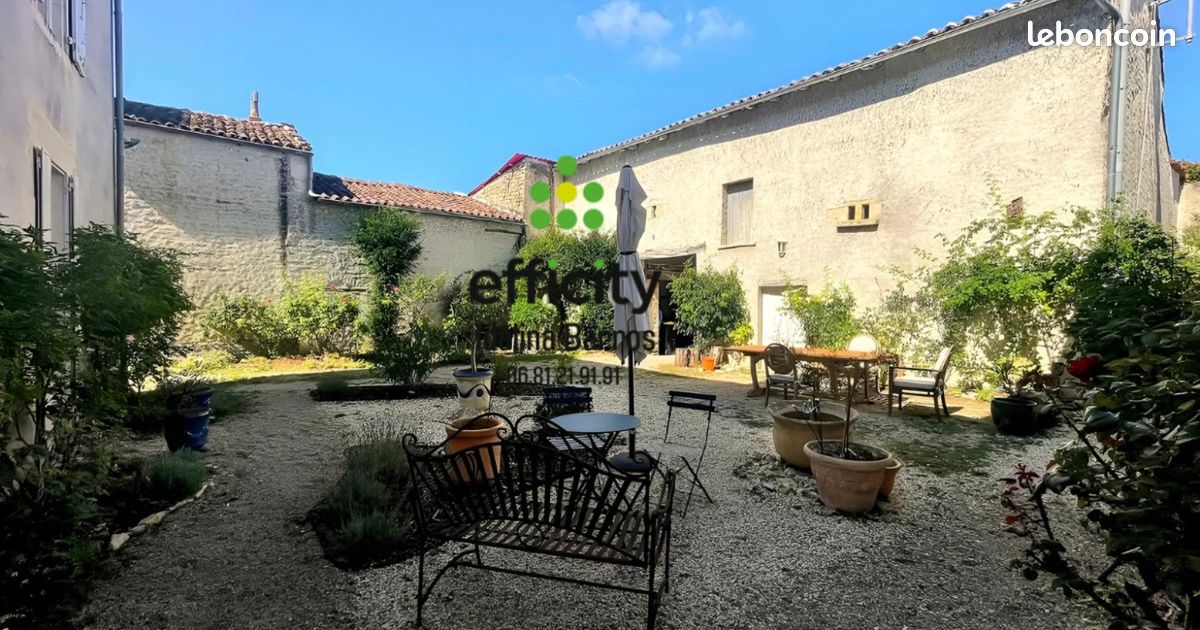 Maison 9 pièces 285 m² · à Aigre · 285 m² · 275 000 €